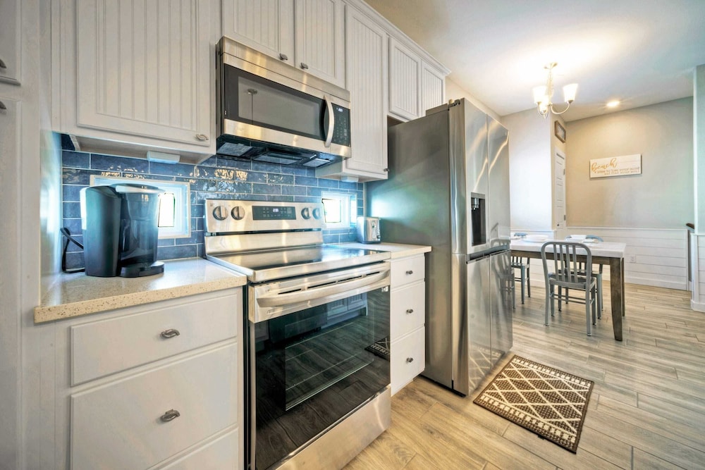 Sleeps 33! 4 Condos, Walk to the Beach, Resort-style Pool, Endless Summer Resort