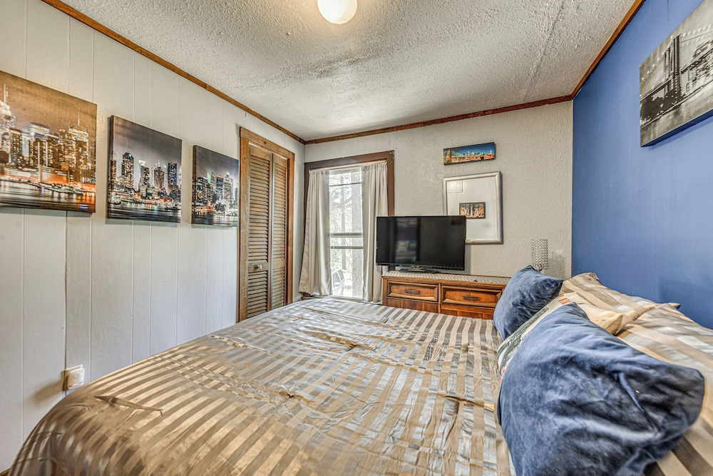 Walk to Downtown Ruidoso: Cozy Wooded Retreat