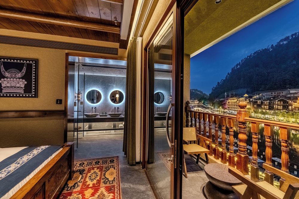 Fenghuang Yiquan River View B&B