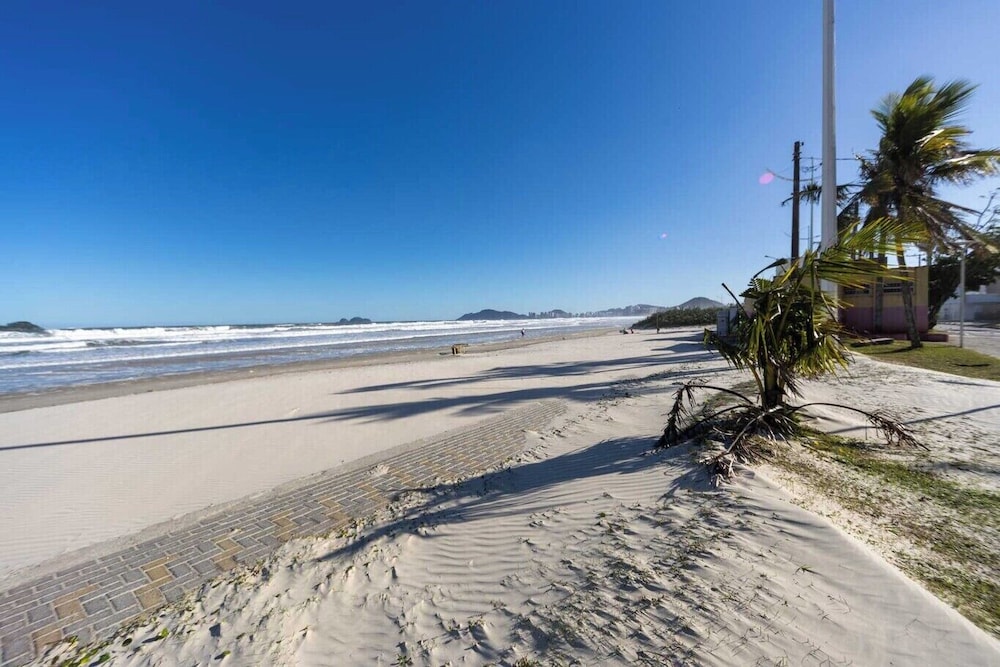 Casa Pet Friendly com 3 su tes a 200m da Praia