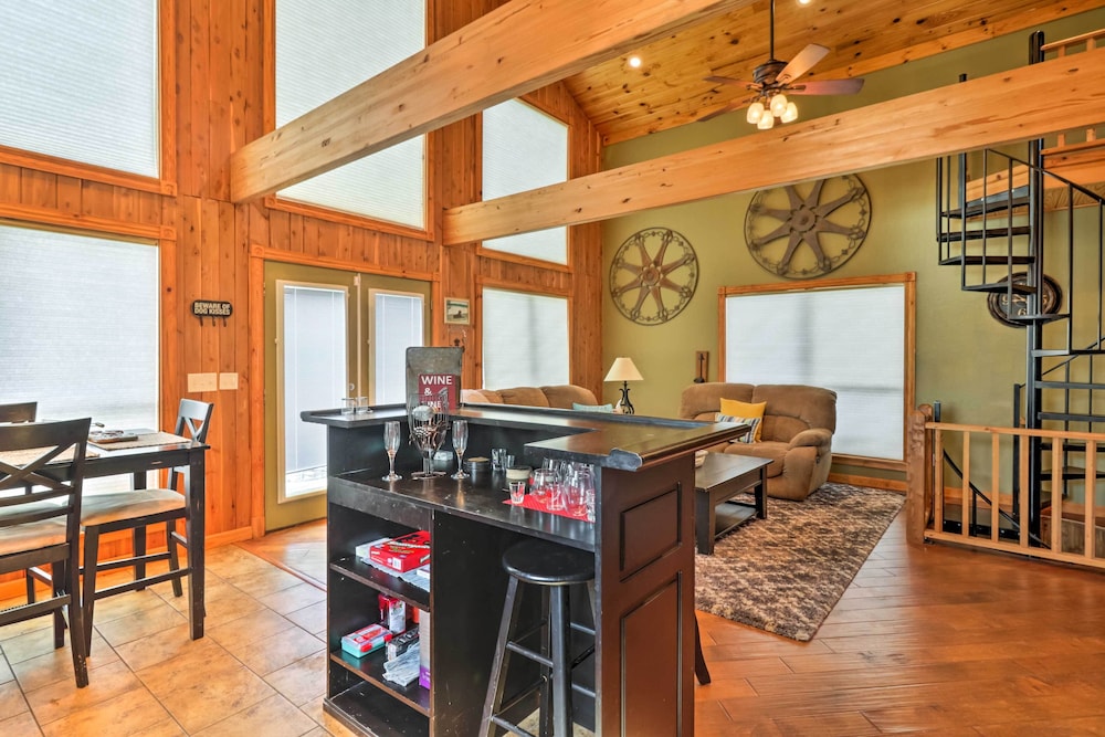 Rustic Lamar Cabin w/ Deck  Private Hot Tub - Property Image 4