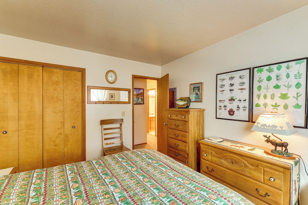 Quiet Truckee Retreat w/ Deck, 5 Mi to Donner Lake