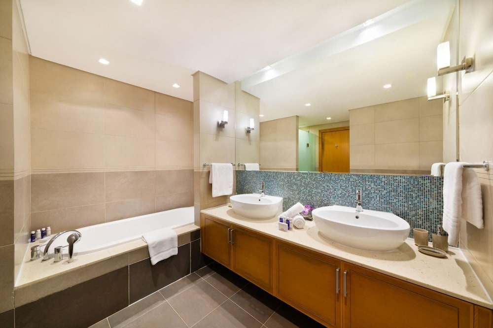 Exclusive Apt w Seafront Views Over Palm Jumeirah