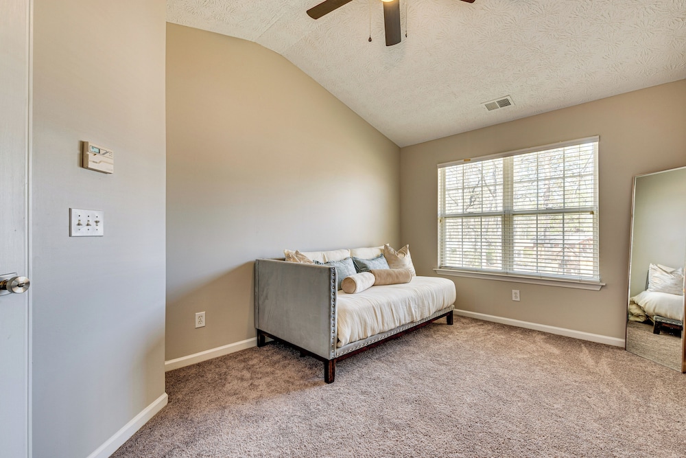 10 Mi to Six Flags: Austell Home w/ Expansive Yard