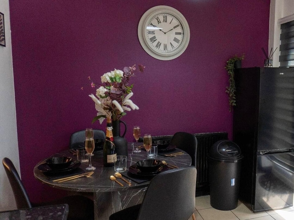 2-bed - Sleeps 4 - Pet Friendly & Free Parking