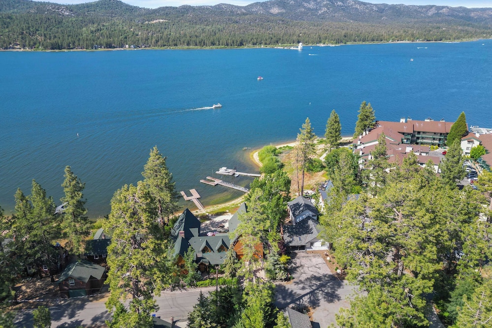 2 Lakefront Homes by Avantstay Sleeps 23, Private Dock+beach, Hot Tub, Fire Pit, Deck Views