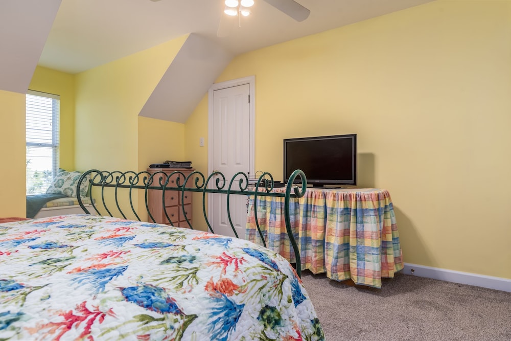 Breezy Decks - 601 Hernando Pl 4 Bedroom Home