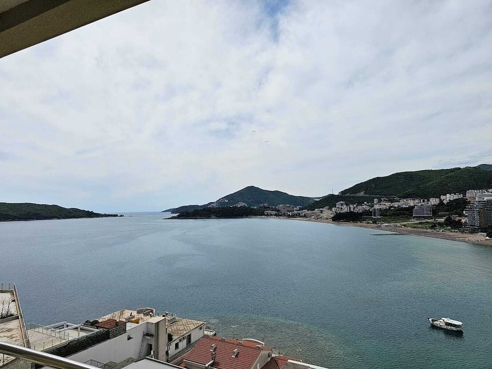 Panoramic Sea View 2BDR Apartment