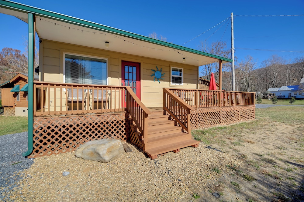 < 1/2 Mi to Damascus Town Park: Cozy Cabin w/ Deck