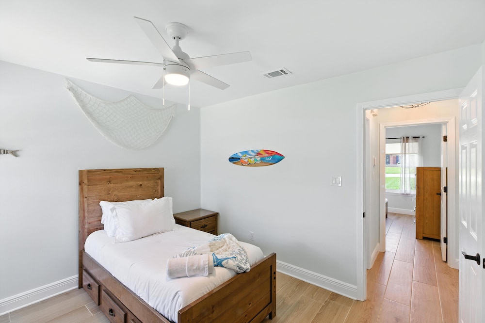 Sunny 3BR w/Hot Tub & Game Room Home