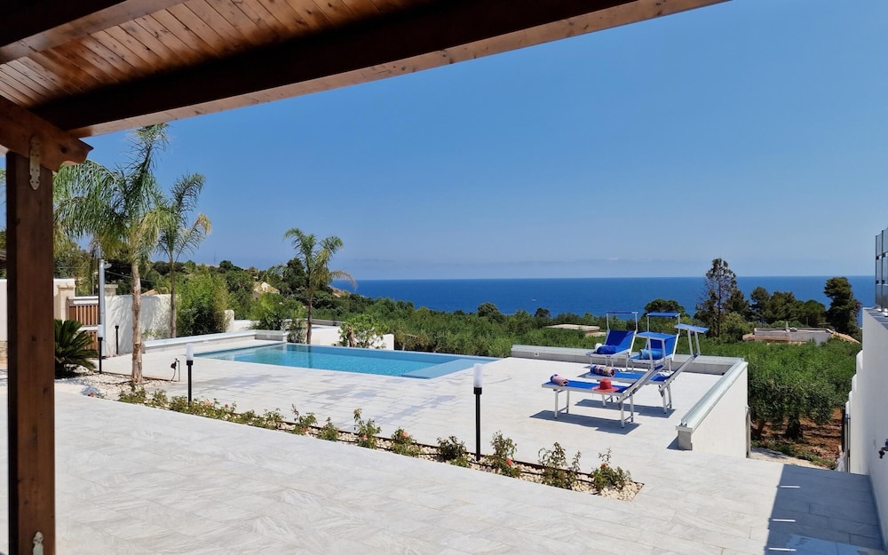 Mira Maris Villas in Scopello view 4