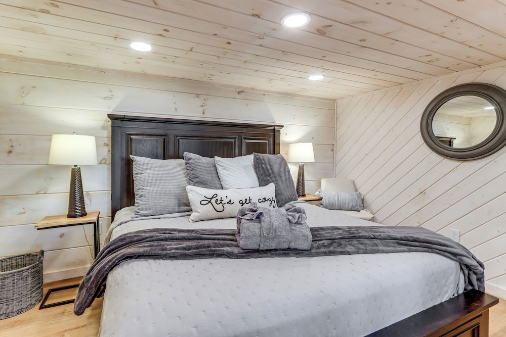 3 Mi to Dtwn: Blue Ridge Cabin w/ Hot Tub & Views