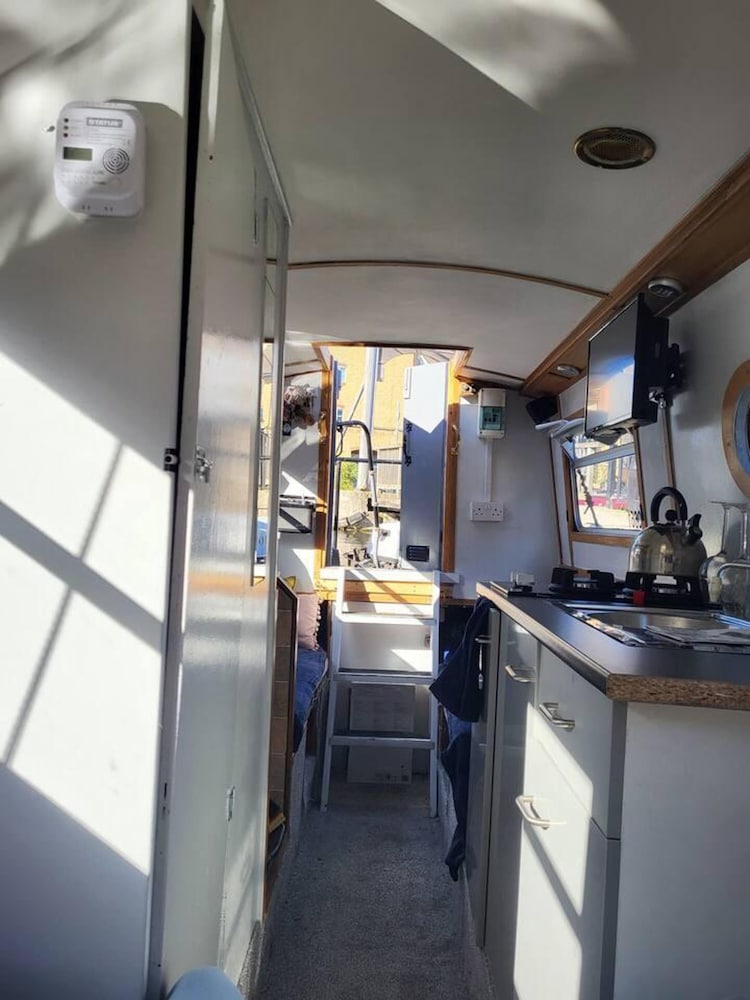 Charming Baby Narrowboat Apsley Marina view 4