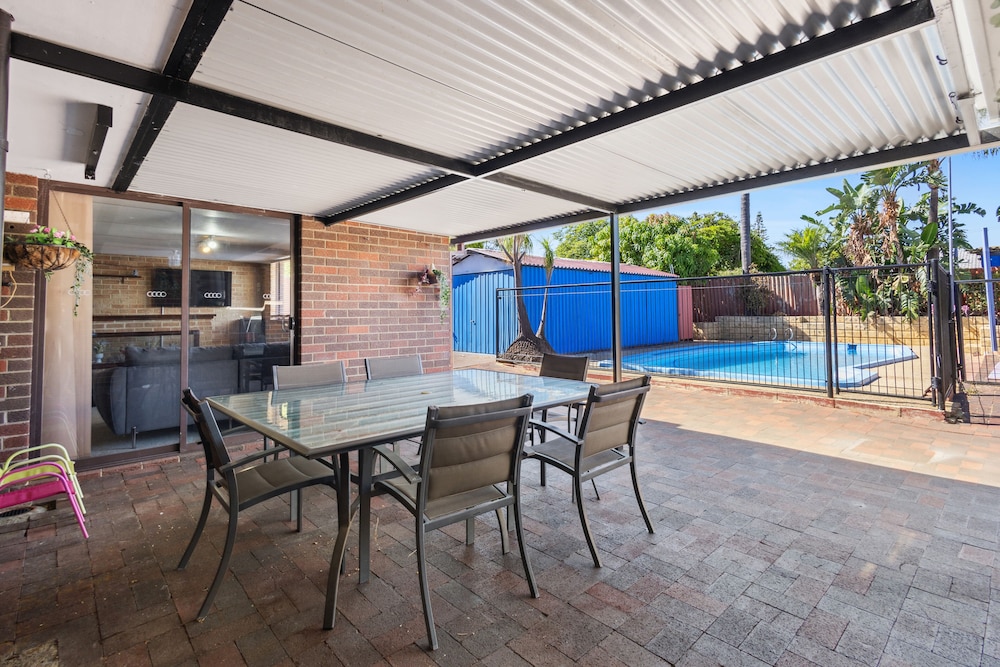 4BR Pool House Close to Shops