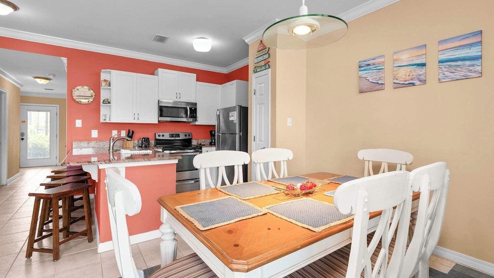 Cozy Family Home - Community Pool, Private Porch, 10-minute Walk to Beach