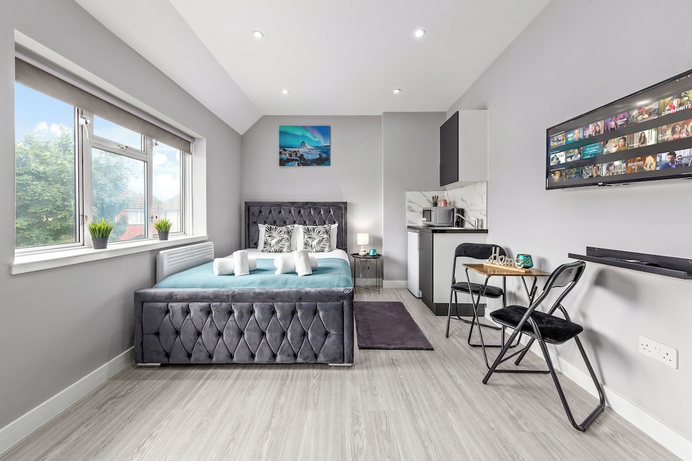Cozy Serviced Room in Feltham Heathrow London Tw13