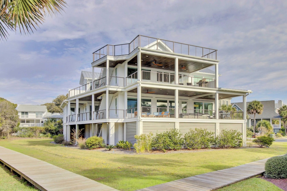 7 Beachwood East by Avantstay Steps to the Beach Ocean Views, Hot Tub, 7bdr