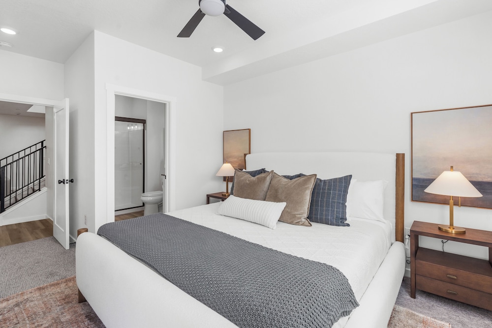 Brand New! Desert Cliff Sleeps 20 Guests!