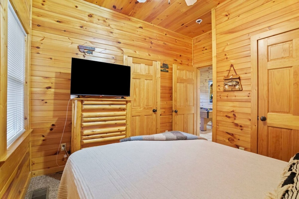 Stunning Mountain Cabin w Hot tub