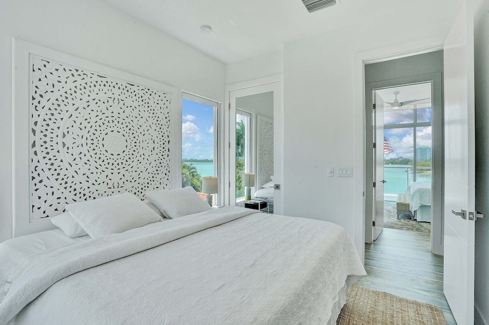 Miami Stunning Waterfront Villa Escape