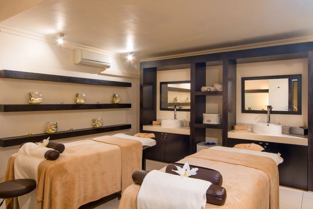 San Lameer Villa Rentals Three Bedroom Luxury 13908