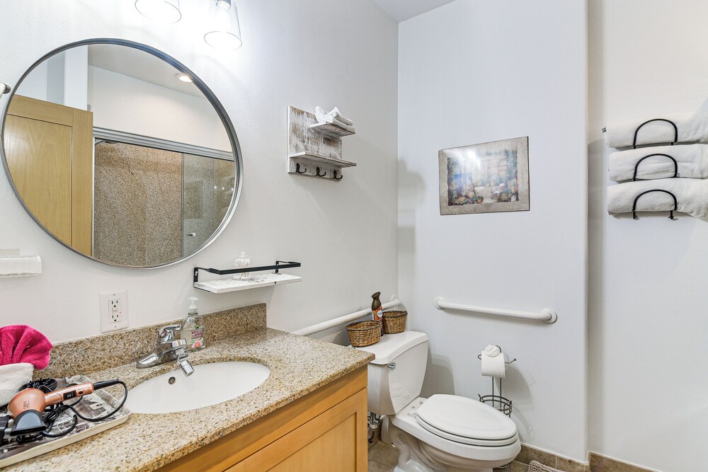 Walk to Galveston Beach: Family Condo w/ Pool