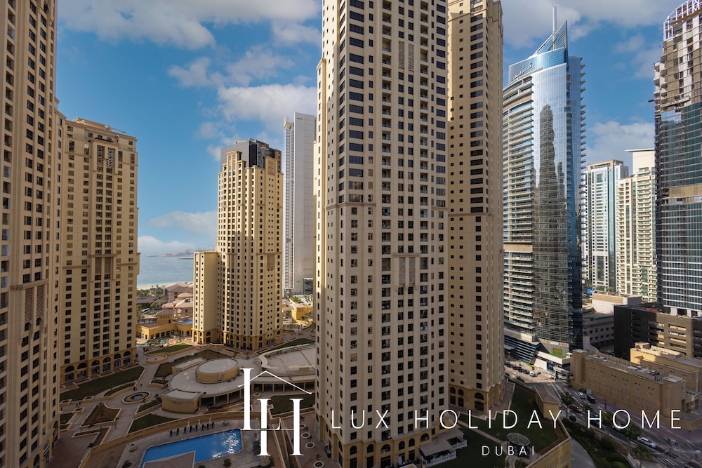 LUX LIV Contemporary Marina Suite 2
