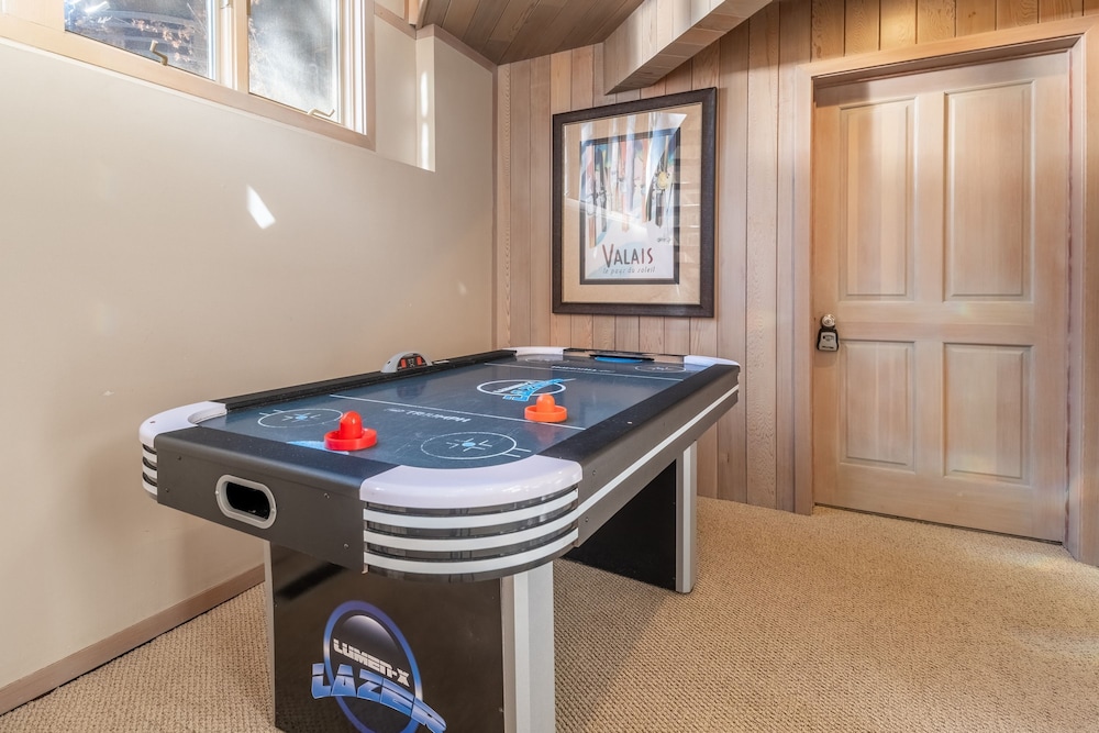 Heavenly Valley by Avantstay Home w Pool Sauna Hot Tub Game Room Tennis Crt Basketball Crt