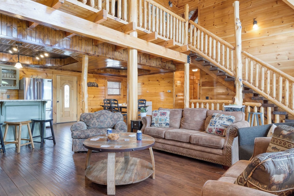 Luxury Cabin Sleeps 19 Game Room, Hot Tub Dollywood Alpine Mountain Lodge