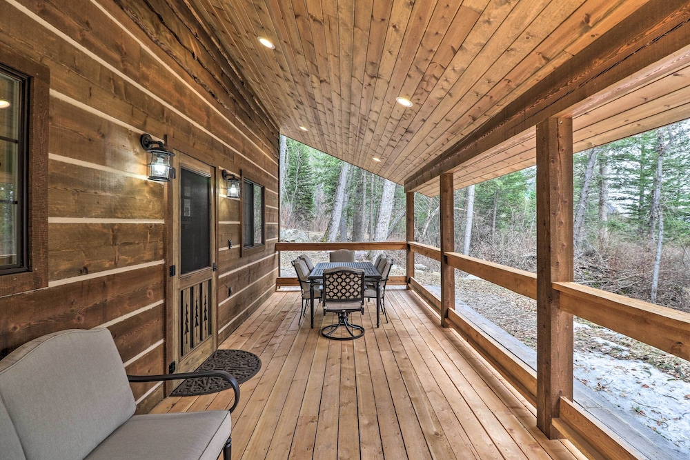 Cozy Homestead Cabin at Base of Columbia Mountain! view 3