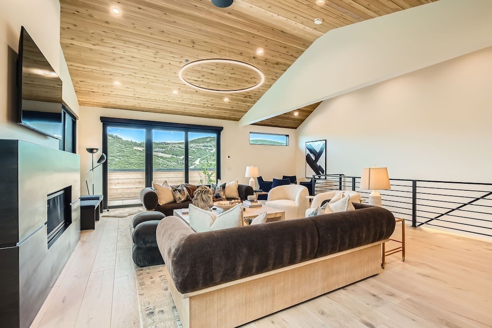 Park City Perfection On Lowell! 1063 4 Bedroom Home