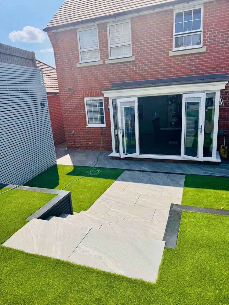 Luxurious Majestic 4 Bedroom- Free Parking
