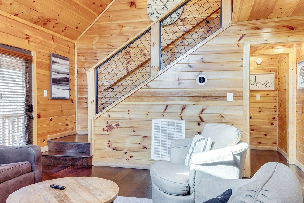2 Mi to Dtwn Gatlinburg: Mountain Cabin w/ Hot Tub