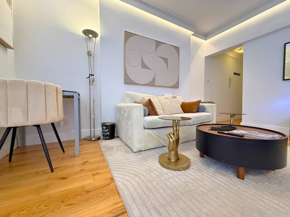 Cosy Mayfair Hideout on Prestigious Street