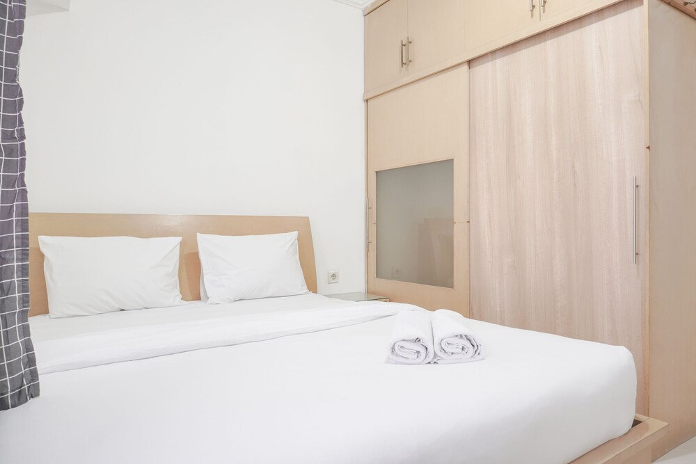 Fully Furnished And Comfy 2Br Apartment At Gajah Mada Mediterania view 5