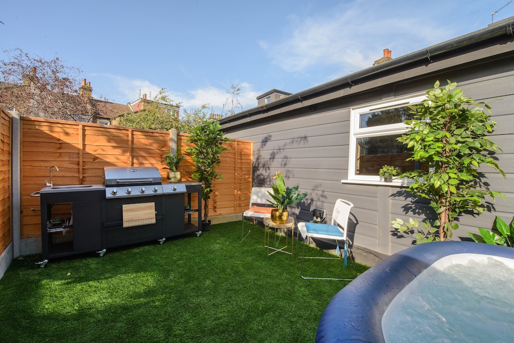 Luxury Versace 2 Bed, Hot Tub, Pool Table, Sky Tv