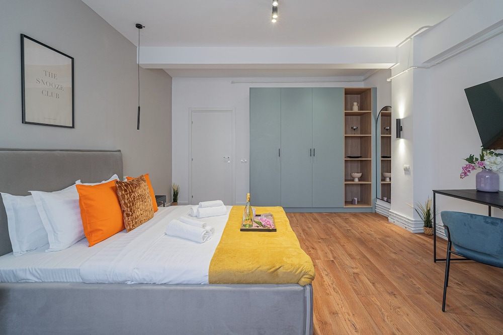 Playful & Trendy 2BR on Regina Elisabeta, Steps to Cismigiu Gardens | Bathtub & Boulevard Views