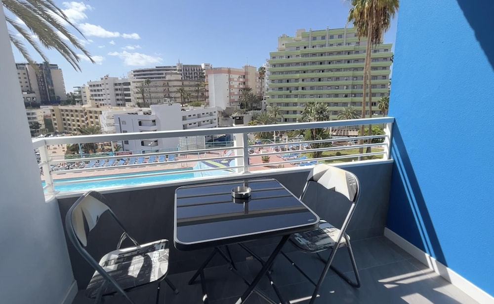 Renovated Apartment by the Beach and Yumbo Centre