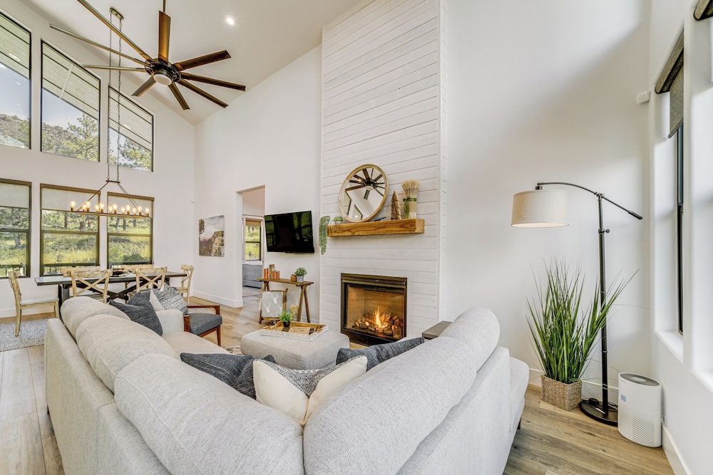 Luxe Pine Home w/ Tonto National Forest Access!