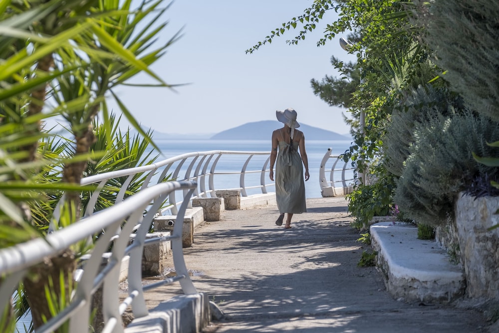 Meli Apartments & Villas
