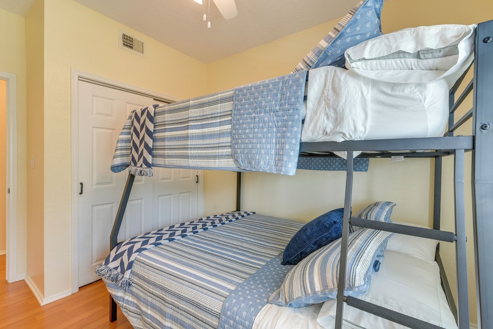 Great Location! Quiet Galveston Gem 1 Mi to Shore
