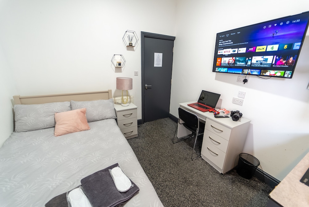 Spacious Studio Near City Centre! view 3