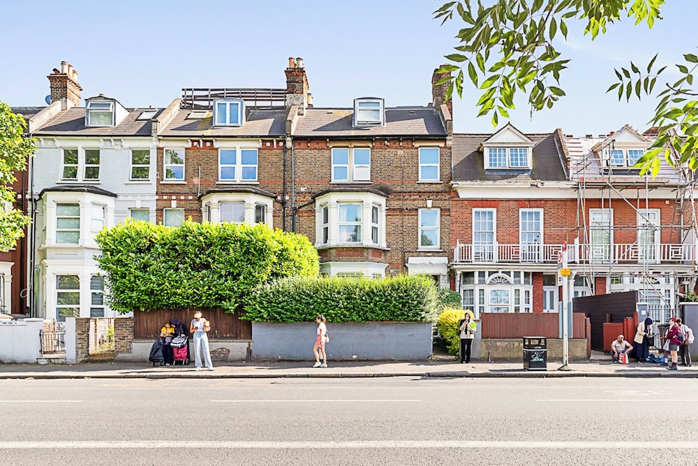 Bright and Newly Furnished Acton Apartment