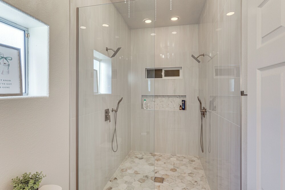 Private Pool, Spa! Updated Home Near London Bridge