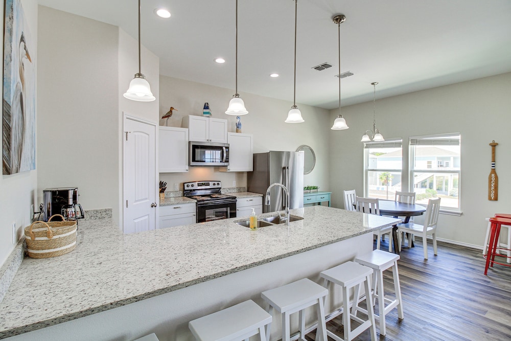 Walk to Water! Home w/ Pool Access in Rockport