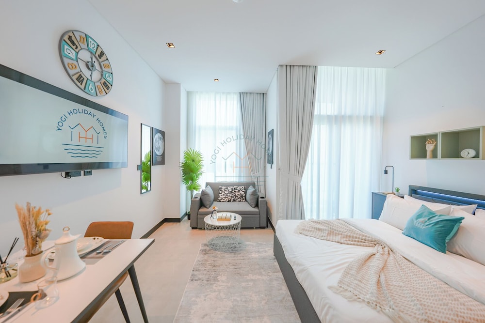Urban Skyline City Comfort Studio