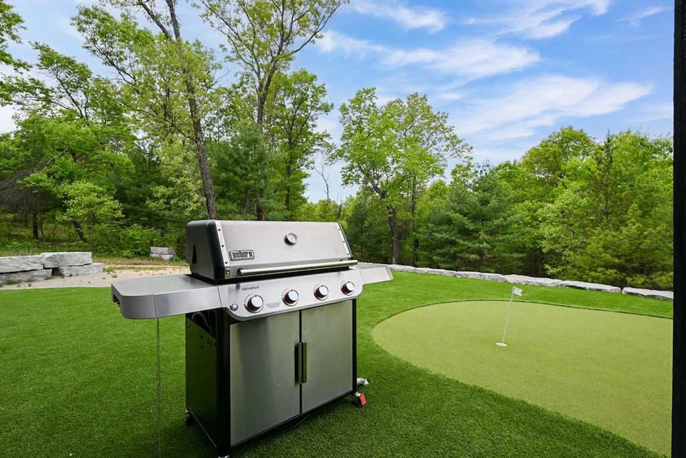 6BR Sand Valley Lodge With Hot Tub Bar Putting Green