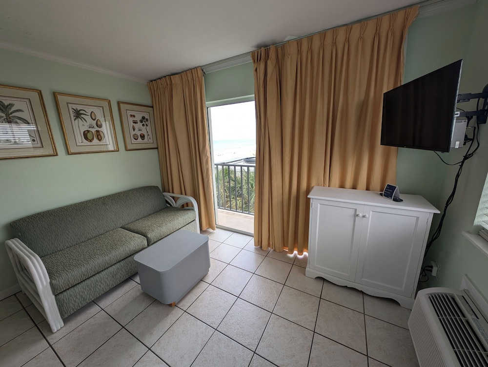 Daytona Beach Vacations - Traders Inn Beach Club - Property Image 6