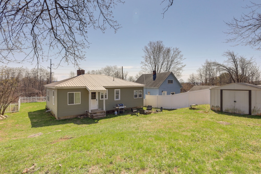 Walk to Private Beach & Boat Launch: Mayfield Home