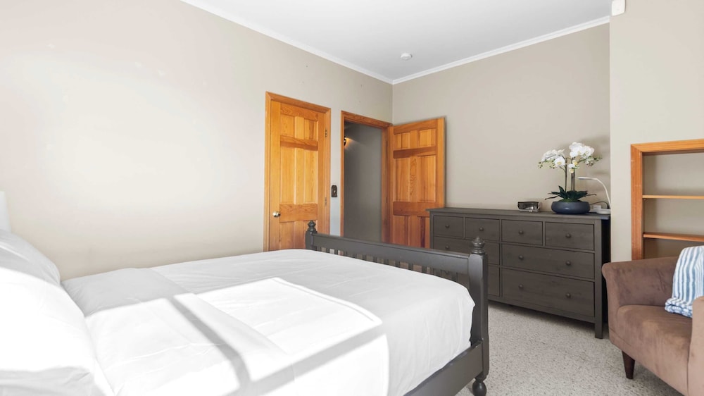 Seacliff Haven Waterfront Luxury, Stunning Views, Hot Tub & Game Room